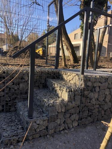 Gabion támfal és táblás kerítés2